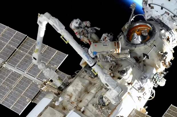 Российские космонавты Артемьев и Матвеев досрочно завершили выход в открытый космос
