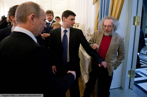 Президент РФ Владимир Путин не готовит себе преемника, потому что считает свой уход с...