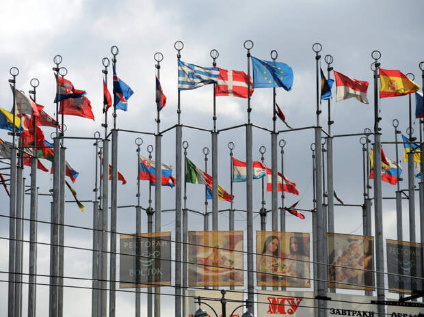 В Хельсинки сотни людей ночевали в очереди за подарочными картами по 100 евро