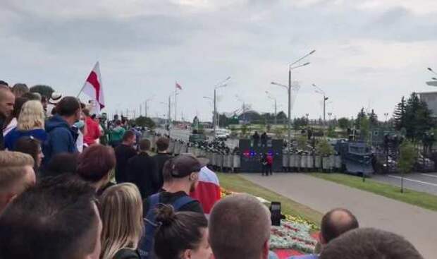 Протестующие в Минске подошли к резиденции Лукашенко и были встречены силовиками и спецтехникой (ФОТО, ВИДЕО) | Русская весна