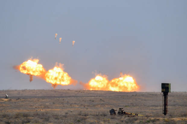 Средства ПВО сбили БПЛА возле НПЗ в российском регионе