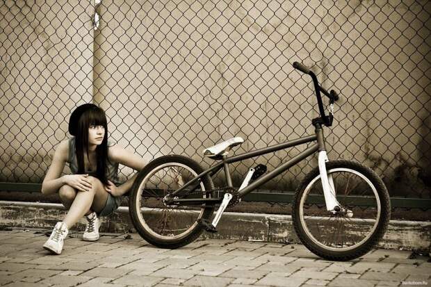Девушки на фотографиях в фото-подборке На прогулке с велосипедом