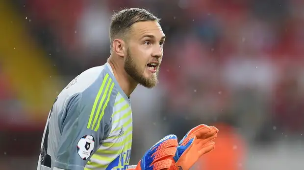 Тренер «Оренбурга» рассказал, чем кормят вратаря команды Фролова