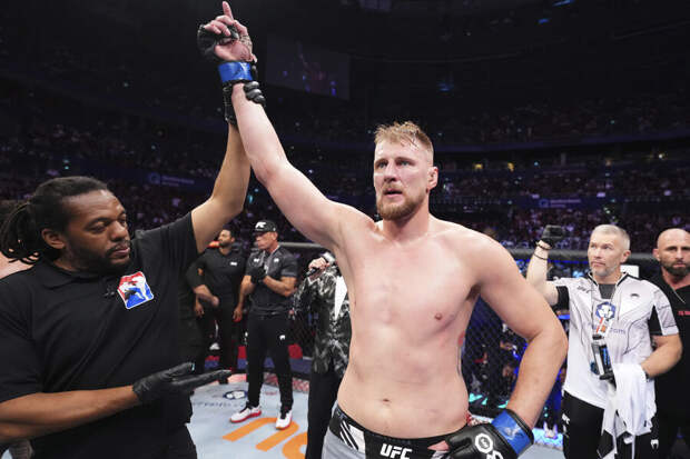 Волков редчайшим приемом задушил страшного тяжеловеса на UFC 293, Адесанья сенсационно потерял пояс
