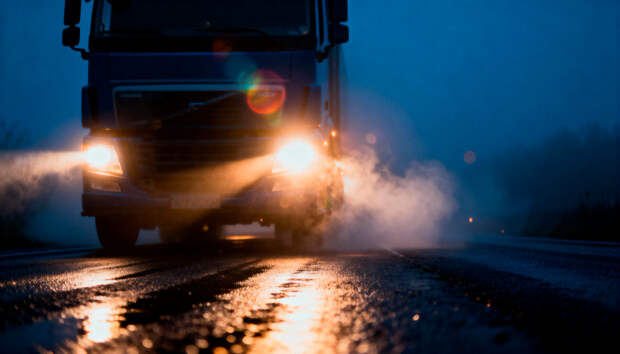 Под Смоленском водитель грузовика 10 метров протащил зацепившегося одеждой таможенника
