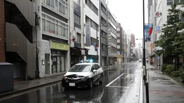 NHK: в Токио мужчина с ножом напал на людей на железнодорожной станции