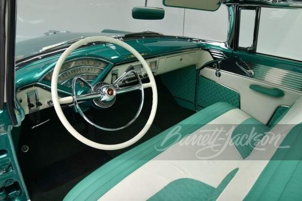 Думаете, панорамные крыши появились недавно? Посмотрите на этот на Mercury Montclair 1955 года