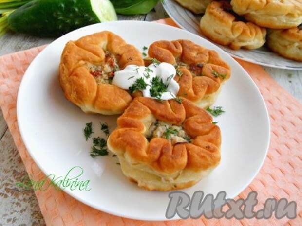 Готовые вкуснейшие перемячи с мясом переложить на блюдо, дать немного остыть и можно подавать к столу со сметаной и зеленью. 