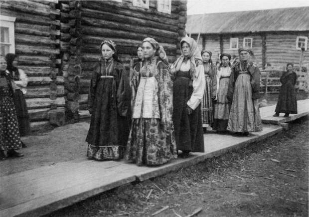 Гулянье в праздничный день. Русский Север, начало XX века. 