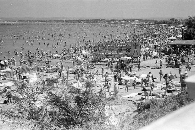 Многочисленные туристы, отдыхающие на городском пляже Анапы.