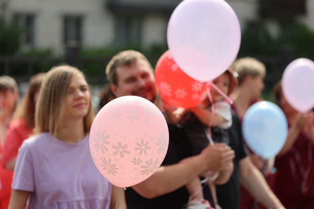 Петербуржцев попросили не запускать воздушные шары на последних звонках и выпускных