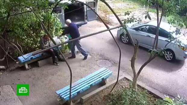 Мужчину после инсульта медики оставили на лавочке во дворе