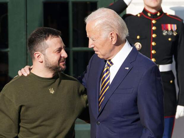 США подыскивает на смену президенту Украины Владимиру Зеленскому более податливую фигуру, для чего в...