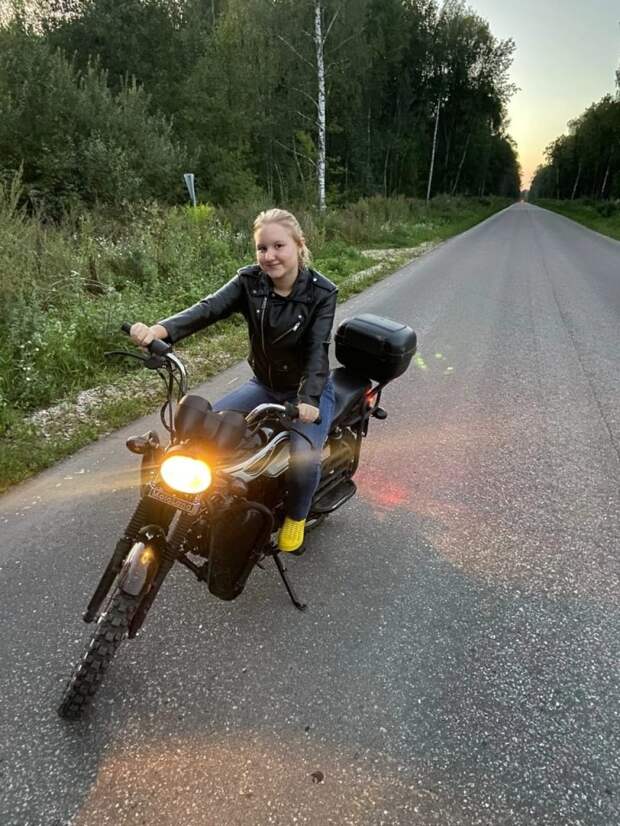 Школьница из Выхина-Жулебина и ее мотоцикл стали участниками окружного фотоконкурса