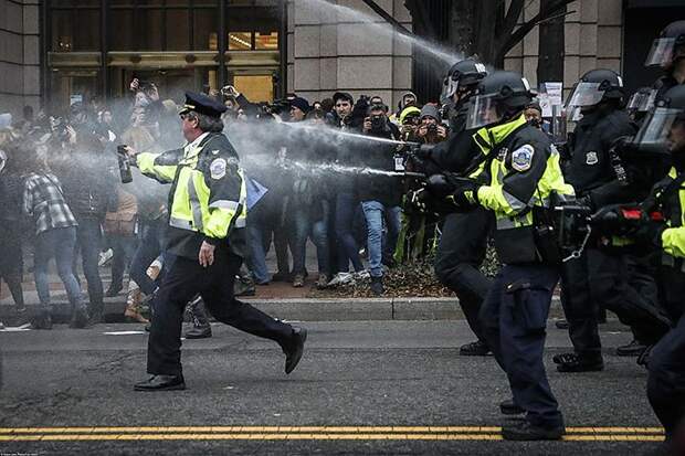 Полиция США разгоняет митинг