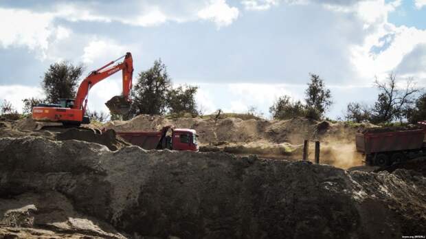 Раскрыты подробности по незаконной добыче песка в Керчи