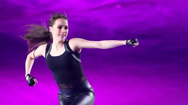 Загитова и Туктамышева сыграли в футбол в перерыве ледового шоу