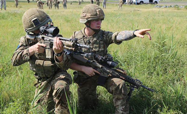 Британские солдаты на военных учениях