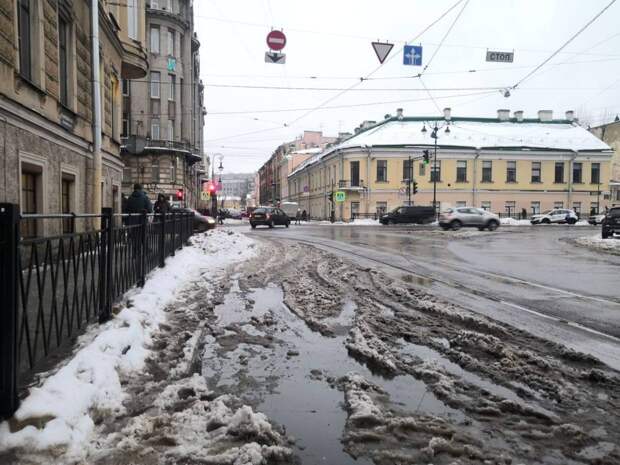 Петербуржцы не согласны с претензиями властей, что припаркованные машины мешают уборке снега Петербуржцы не согласны с претензиями властей, что припаркованные машины мешают уборке снега