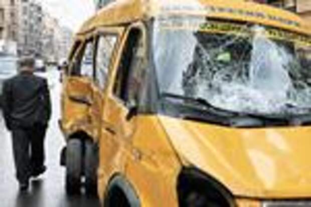Маршрутки 1 мая. Разбитая такси и автобус разбитый. Рута маршрутка Разбитая. Кутуковский автобус сломался.