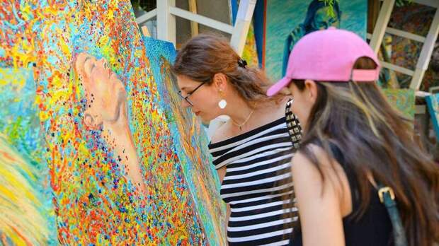 Выставка художников «Искусство рядом» стартовала на Никитском бульваре
