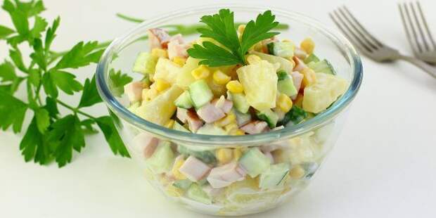 Салат с ананасом, копчёной курицей, кукурузой и огурцом Рецепты: Салат с ананасом, копчёной курицей, кукурузой и огурцом