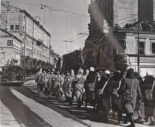 Сандружинницы на улице Кирова Сандружинницы на улице Кирова СССР, война, факты
