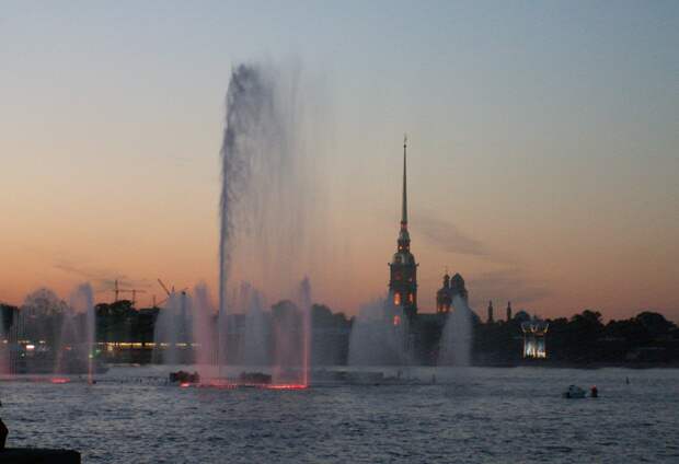 Фото из личного архива. Санкт-Петербург, плавучий фонтан.