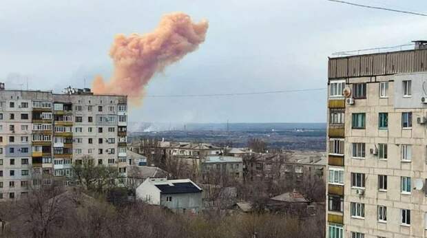 Рыжее облако двигается к Северодонецку: боевики ВСУ взорвали резервуар с азотной кислотой 