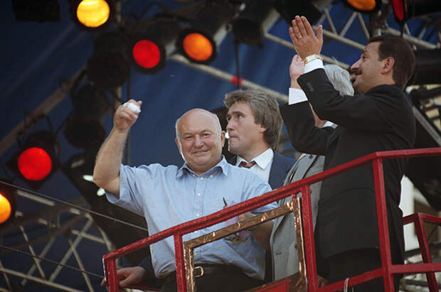 Бывший мэр Москвы Юрий Лужков (слева) и Тельман Исмаилов (справа) на открытии ресторана "Прага", 1997 год