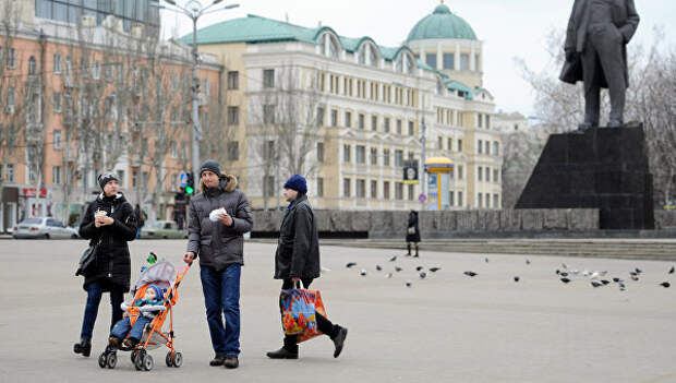 Жители Донецка гуляют на площади. Архивное фото