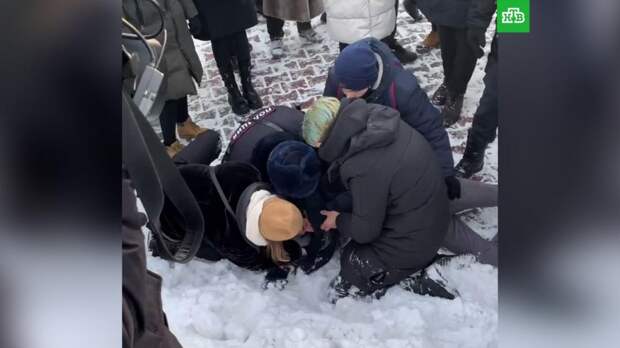 Полицейский спас мужчину с эпилепсией на несогласованной акции: видео