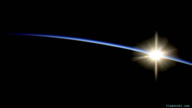 Астронавт НАСА Рейд Вайсман сфотографировал восход Солнца над краем Земли с борта Международной космической станции.