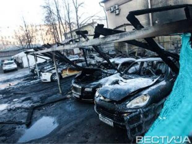 В центре Москвы сгорели 13 элитных автомобилей В центре Москвы сгорели 13 элитных автомобилей
