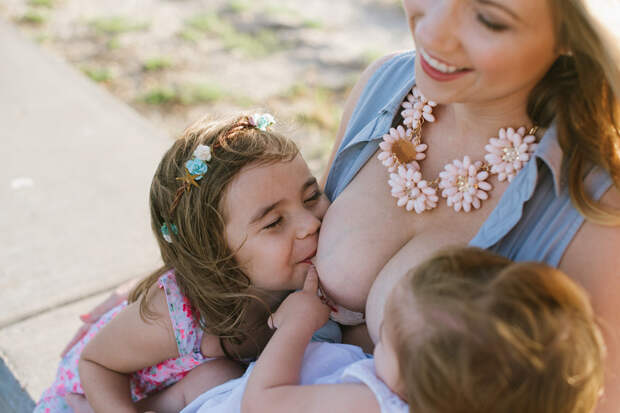 Фотографии кормящей матери, ставшие широко обсуждаемыми в сети  грудное вскармливание, фотография
