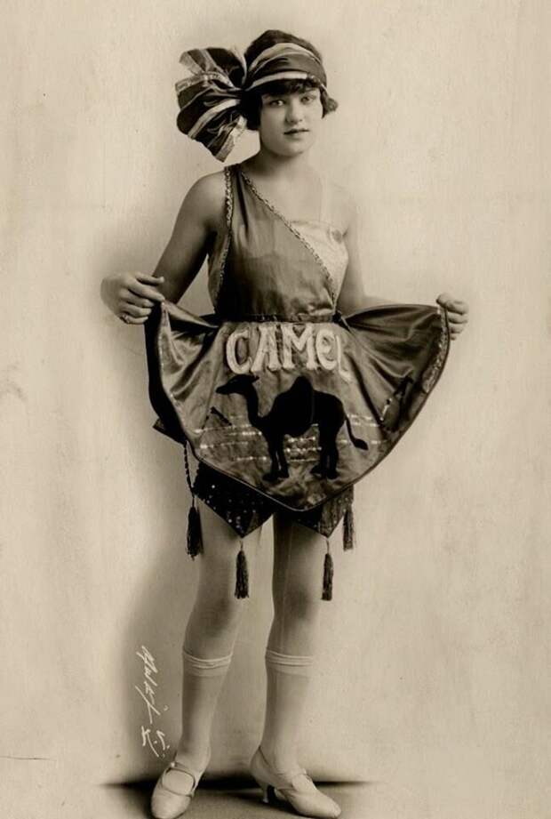 Модель рекламирует сигареты марки Camel, 1922 год.
