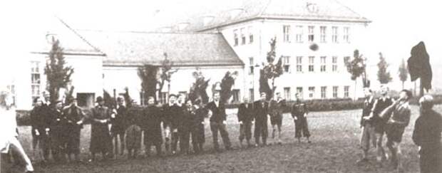 Школа Ганса Шемма (в советское время здесь находился кинотеатр “Строитель”). Фото 1941 года