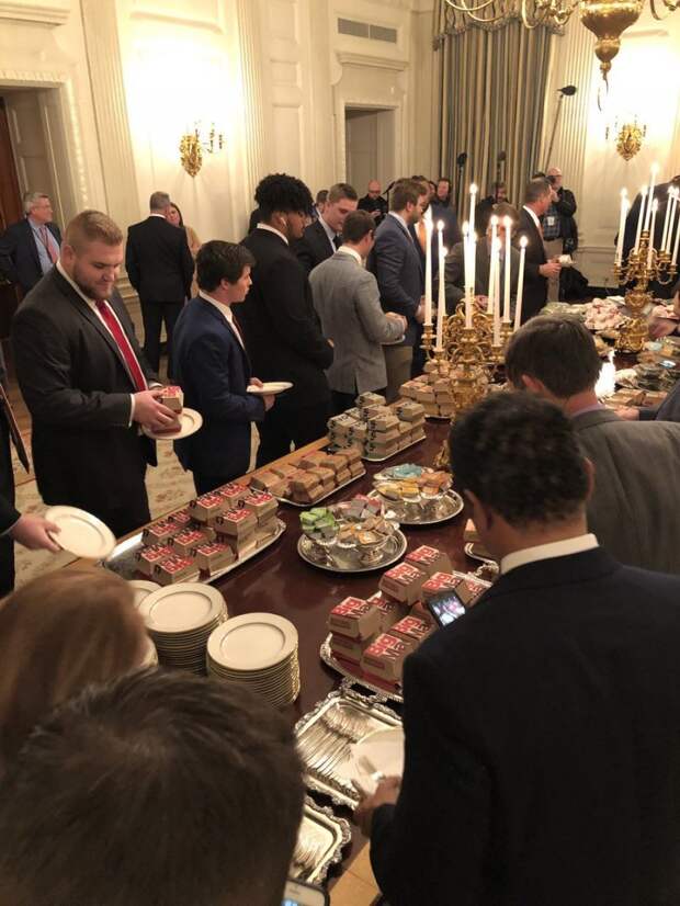 На приеме в Белом доме Трампу пришлось кормить гостей фастфудом