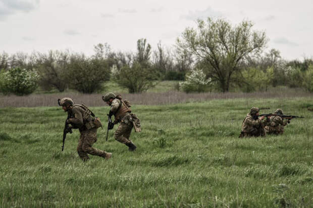 Опубликованы кадры массового бегства боевиков ВСУ с боевых позиций