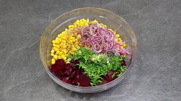 Когда надоедает винегрет, готовлю салат со свёклой и кукурузой (вкусно, просто и готовить быстрее)