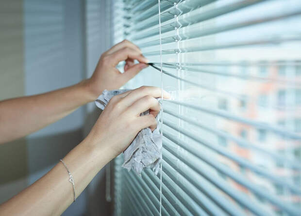 Поможет старая перчатка и пипидастр: моем жалюзи, не снимая с окна