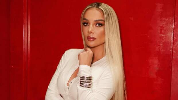 Анна Седокова показала, как сын носится по комнате и умоляет её не ложиться спать