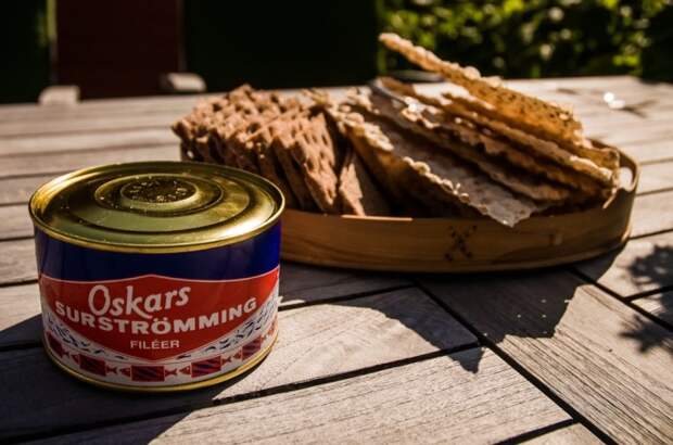 Сюрстремминг - взрывоопасные рыбные консервы, которые производят в Швеции / Фото: turizm.e1.ru
