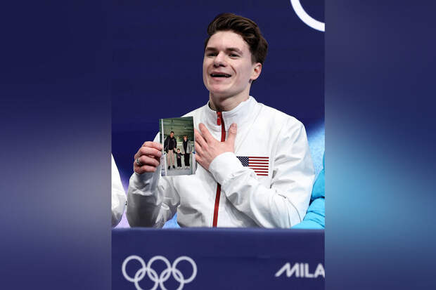 Американский фигурист Наумов показал в эфире Олимпиады фото погибших родителей