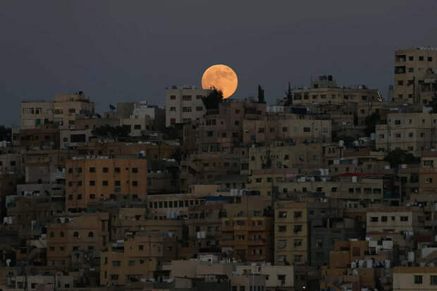 Лунное затмение в Аммане, Иордания