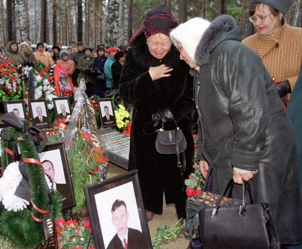 Траурная церемония памяти погибших членов экипажа лайнера авиакомпании «Сибирь». Фото: Владимир Зинин / ИТАР-ТАСС