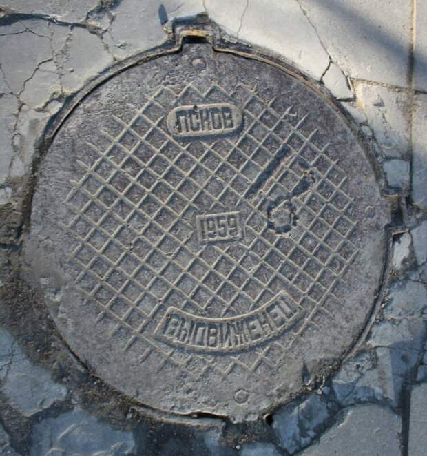 Омск, Россия - люк