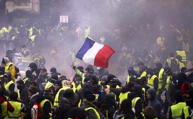 На фото: столкновения в Париже между полицией и "желтыми жилетами", протестующими против повышения цен на топливо