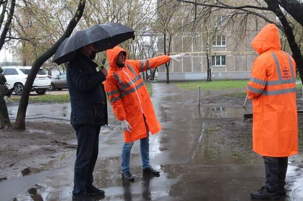 Возможно, это изображение (один или несколько человек, люди стоят и водоем)