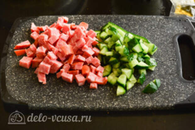 Салат из лапши быстрого приготовления с колбасой: фото к шагу 2